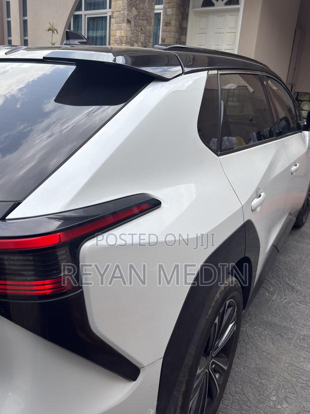 Toyota bZ4X 71.4 kWh AWD 2023 White