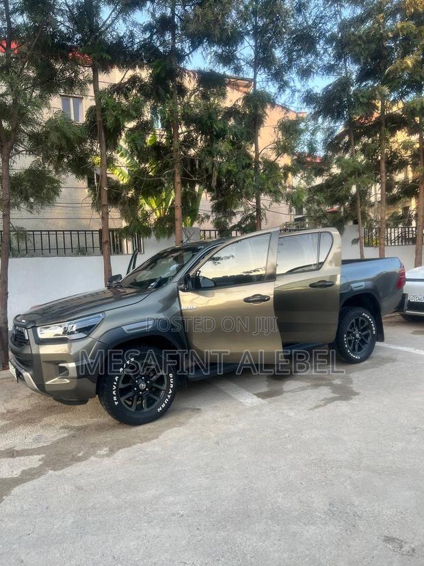 Toyota Hilux 2021 Gray