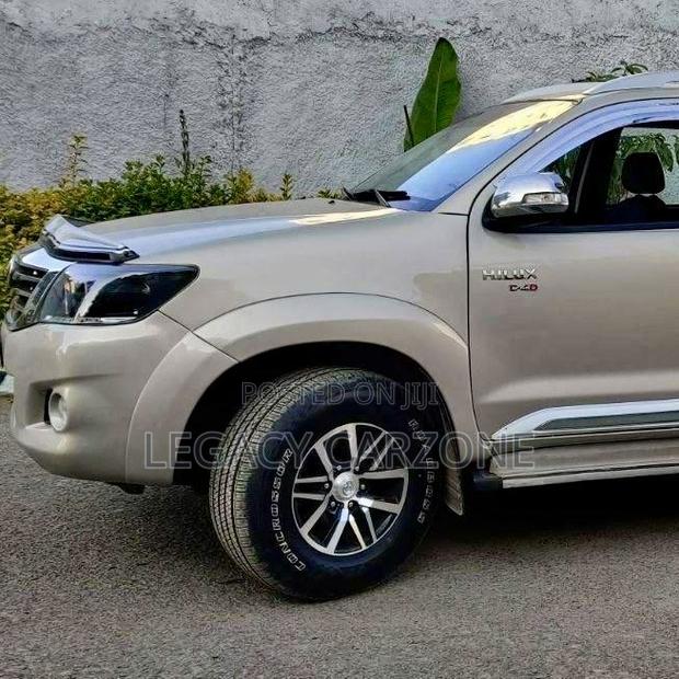 Toyota Hilux 2015 Gold