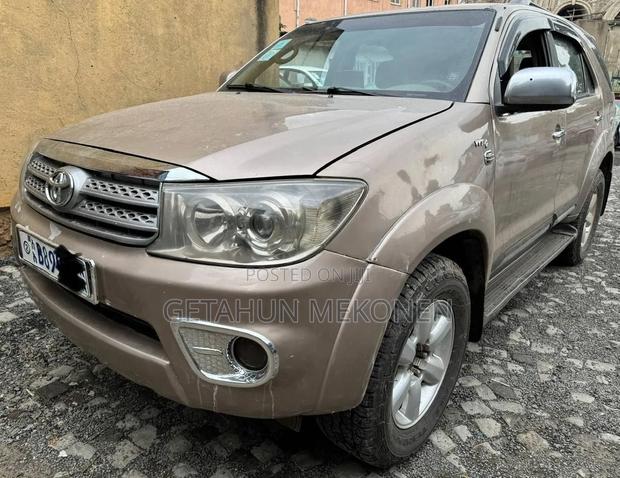 Toyota Fortuner 2010 Gold