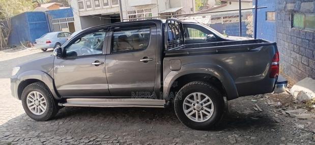 Toyota Hilux 2012 Gray