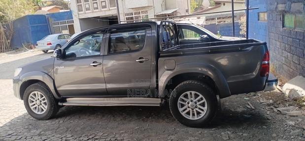 Toyota Hilux 2012 Gray