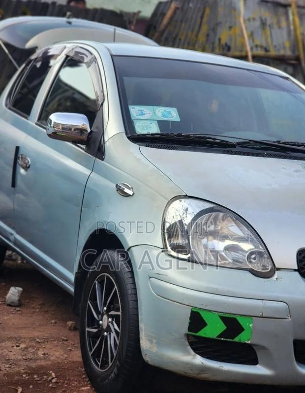 Toyota Vitz 2004 Silver
