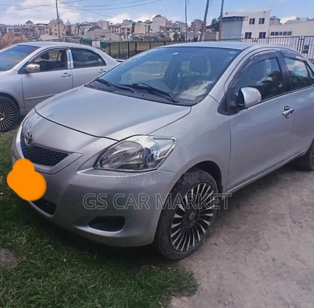 Toyota Yaris 2011 Silver