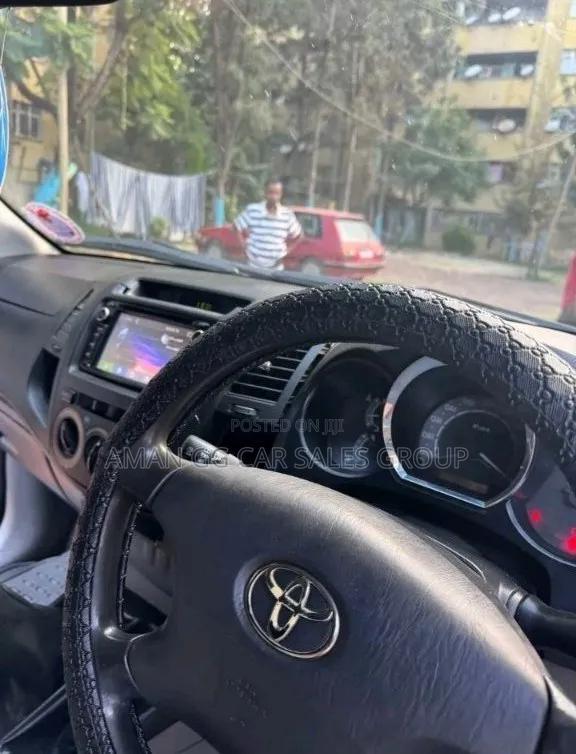 Toyota Hilux 2010 Silver