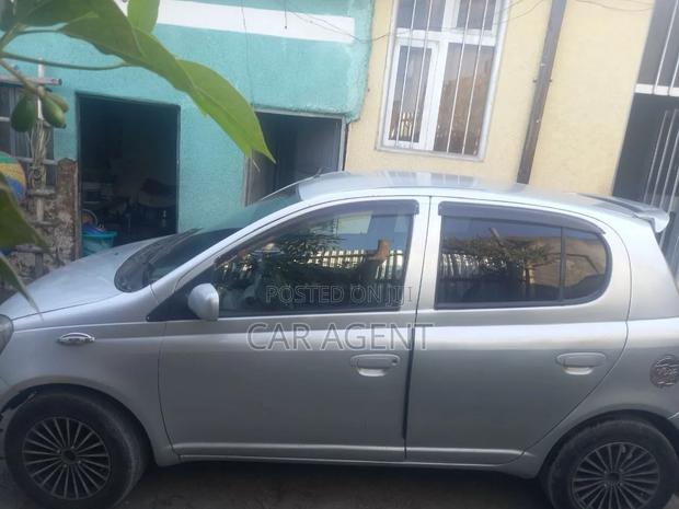 Toyota Vitz 2001 Silver
