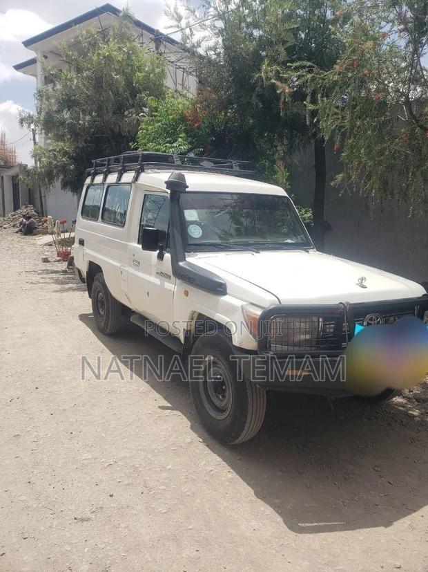 Toyota Land Cruiser 2011 White