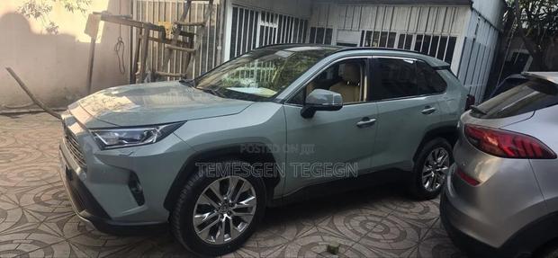 Toyota RAV4 LE 2021