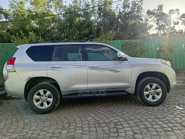 Toyota Land Cruiser Prado 2010 Silver