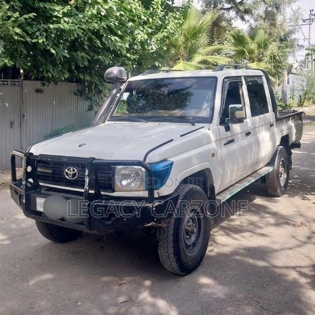 Toyota Land Cruiser 2017 White