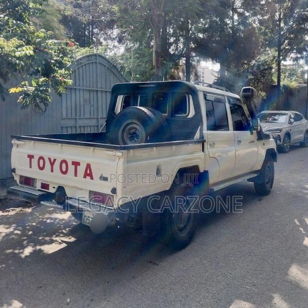 Toyota Land Cruiser 2017 White