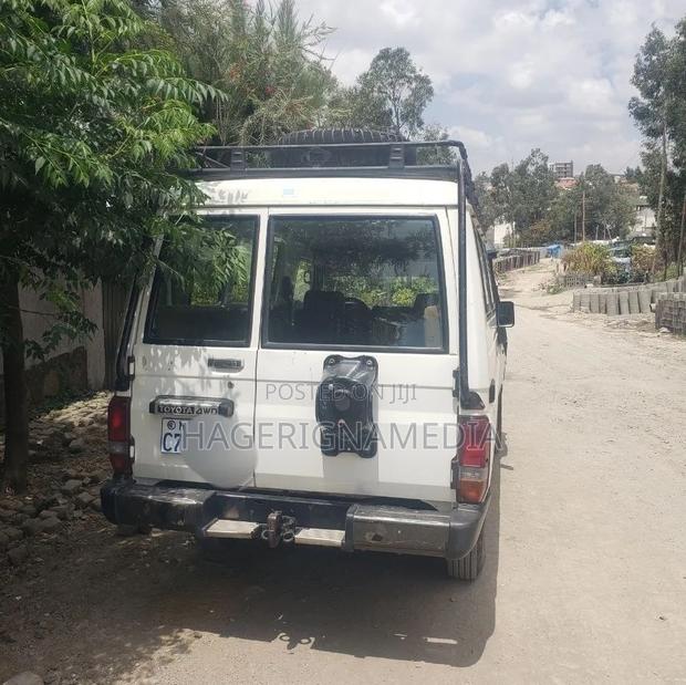 Toyota Land Cruiser 2011 White