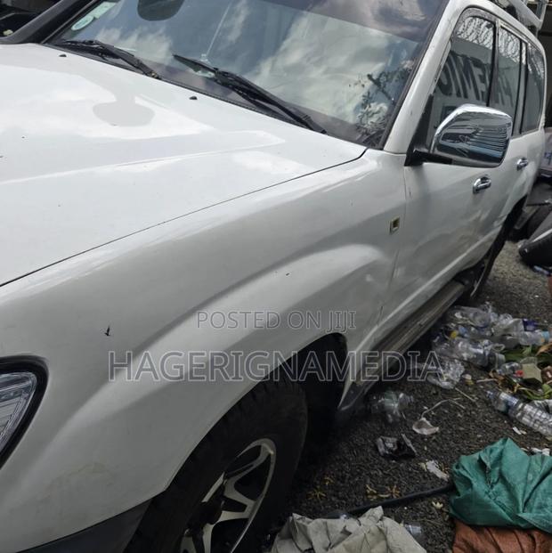 Toyota Land Cruiser 2001 White