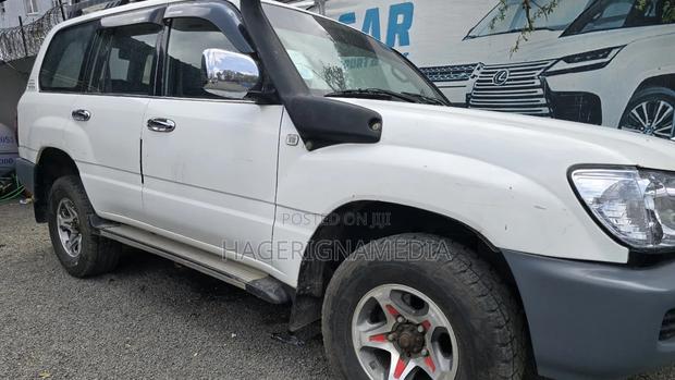 Toyota Land Cruiser 2001 White