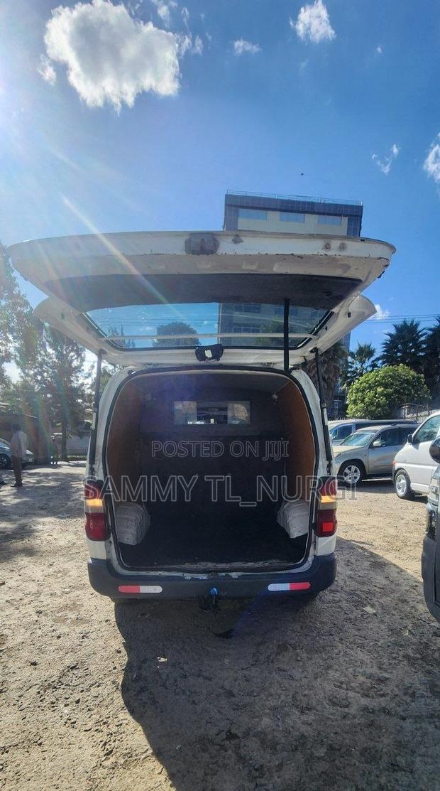 Toyota HiAce 2006 White