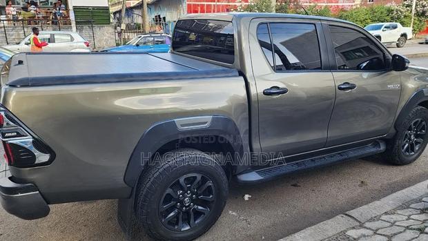 Toyota Hilux 2021 Gray