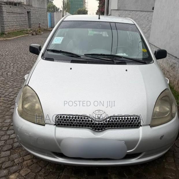 Toyota Vitz 2000 Silver