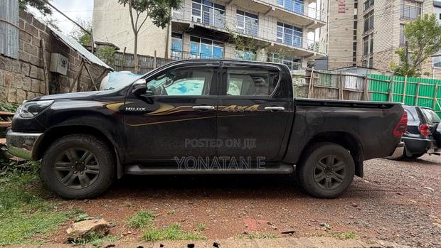 Toyota Hilux 2022 Black