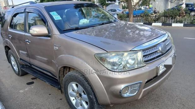 Toyota Fortuner 2010 Silver