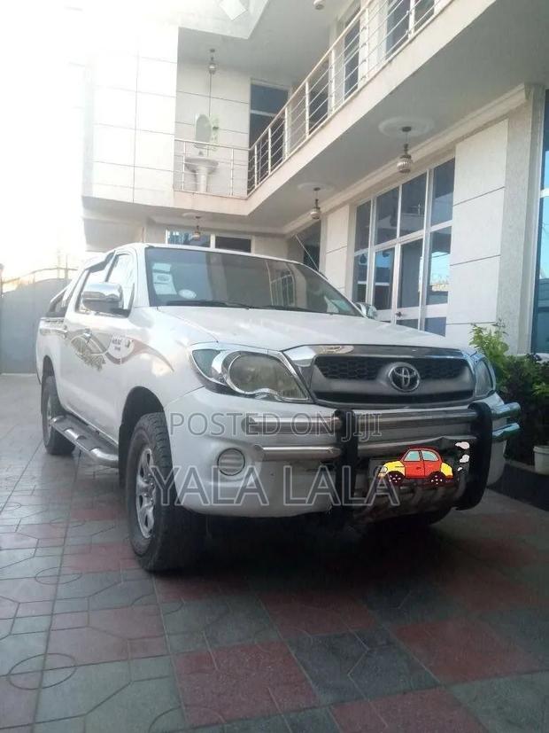 Toyota Hilux 2011 White