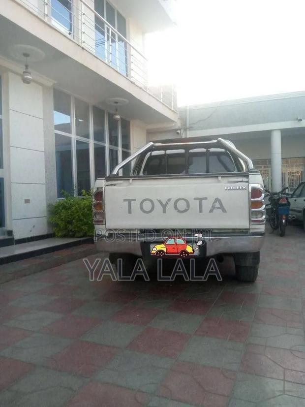 Toyota Hilux 2011 White