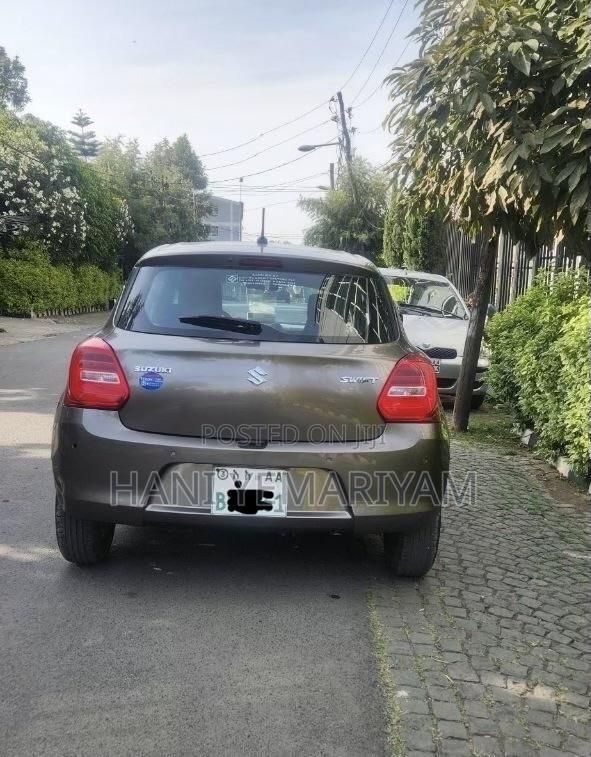 Suzuki Swift 2022 Brown