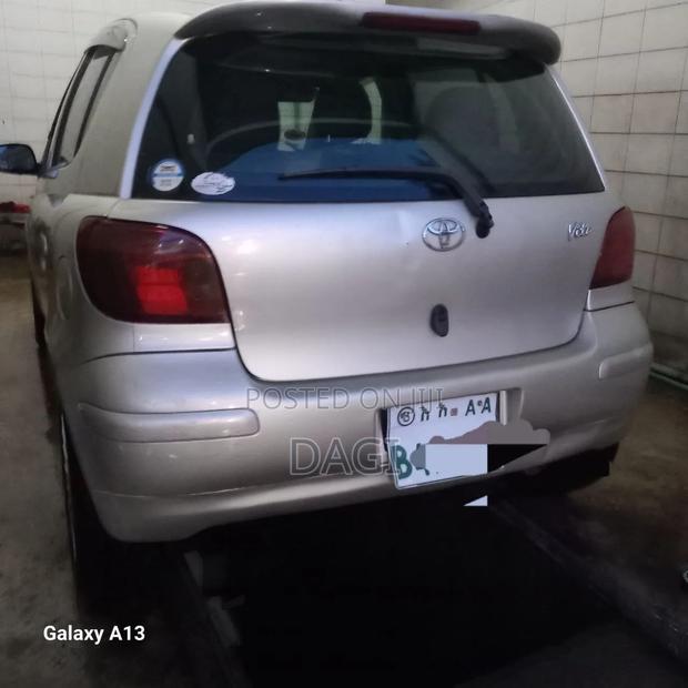 Toyota Vitz 2004 Silver