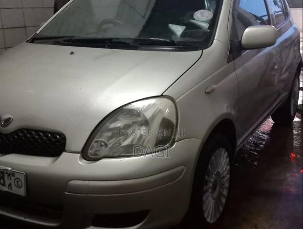 Toyota Vitz 2004 Silver