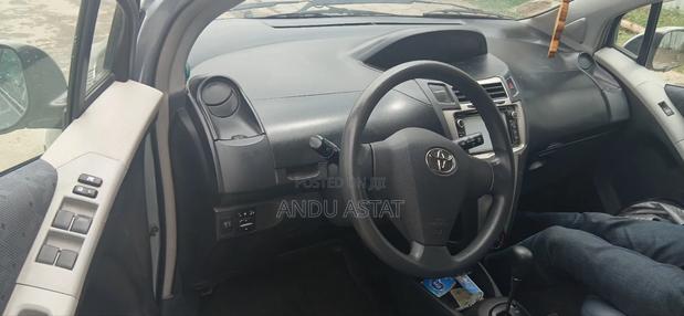 Toyota Yaris Base Hatchback 5dr 2010 Gray