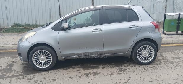 Toyota Yaris Base Hatchback 5dr 2010 Gray