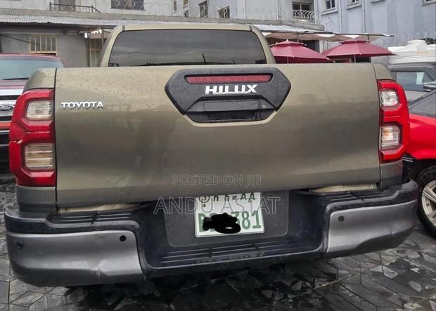 Toyota Hilux 2021 Gray