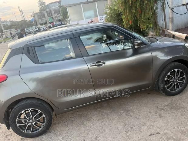 Suzuki Swift 2022 Gray