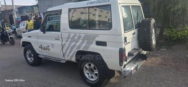 Toyota Land Cruiser 1996 White