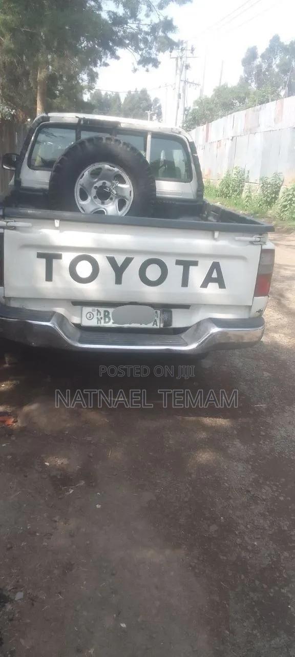 Toyota Hilux 2004 White