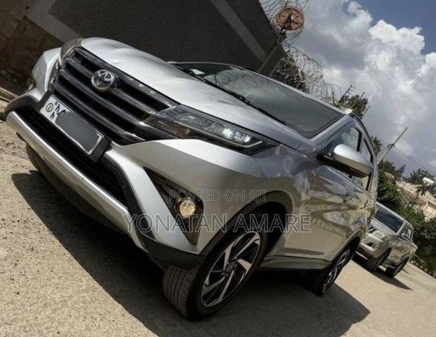 Toyota Rush 2022 Silver