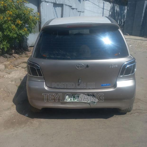 Toyota Vitz 2001 Gold