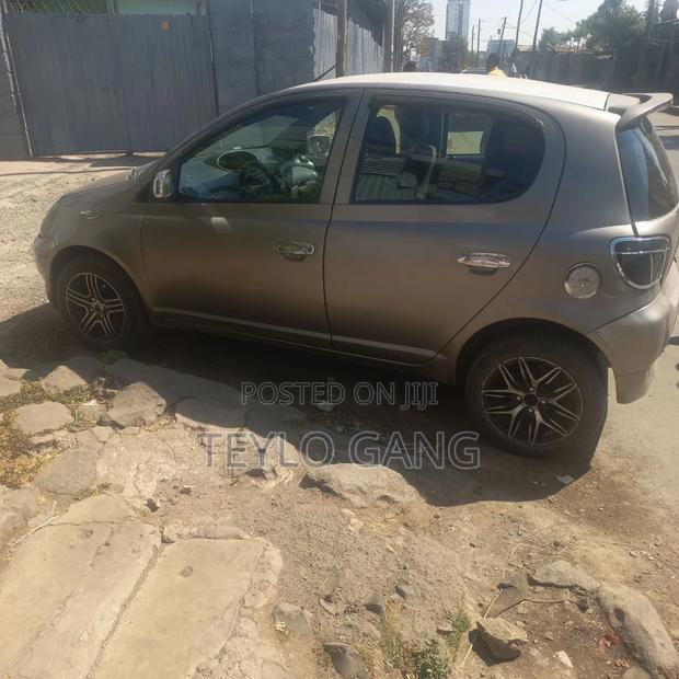 Toyota Vitz 2001 Gold