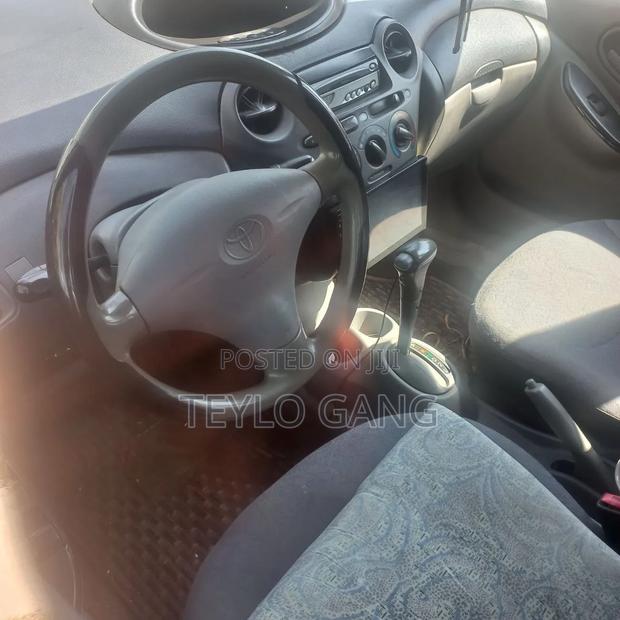Toyota Vitz 2001 Gold