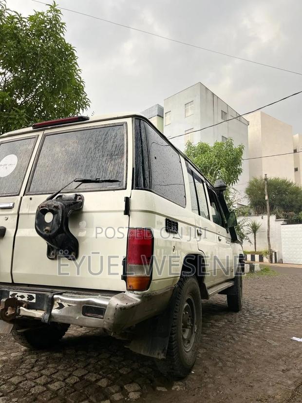 Toyota Land Cruiser 2010 White