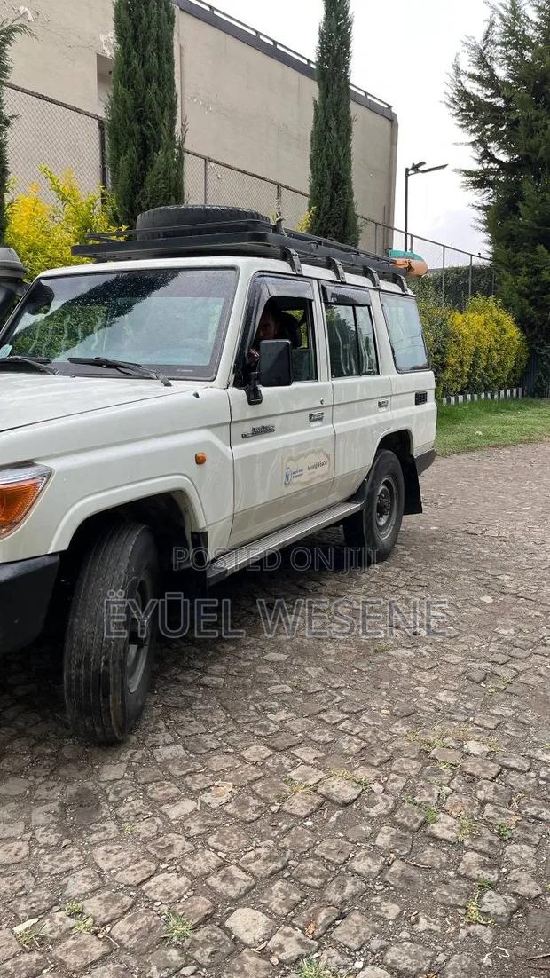 Toyota Land Cruiser 2010 White