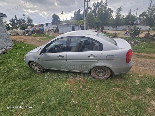 Hyundai Accent 2010 Silver
