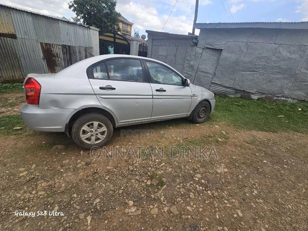 Hyundai Accent 2010 Silver