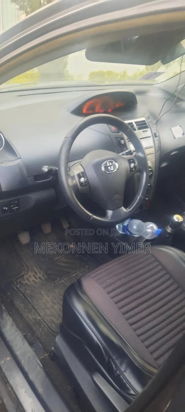 Toyota Yaris 2011 Gray