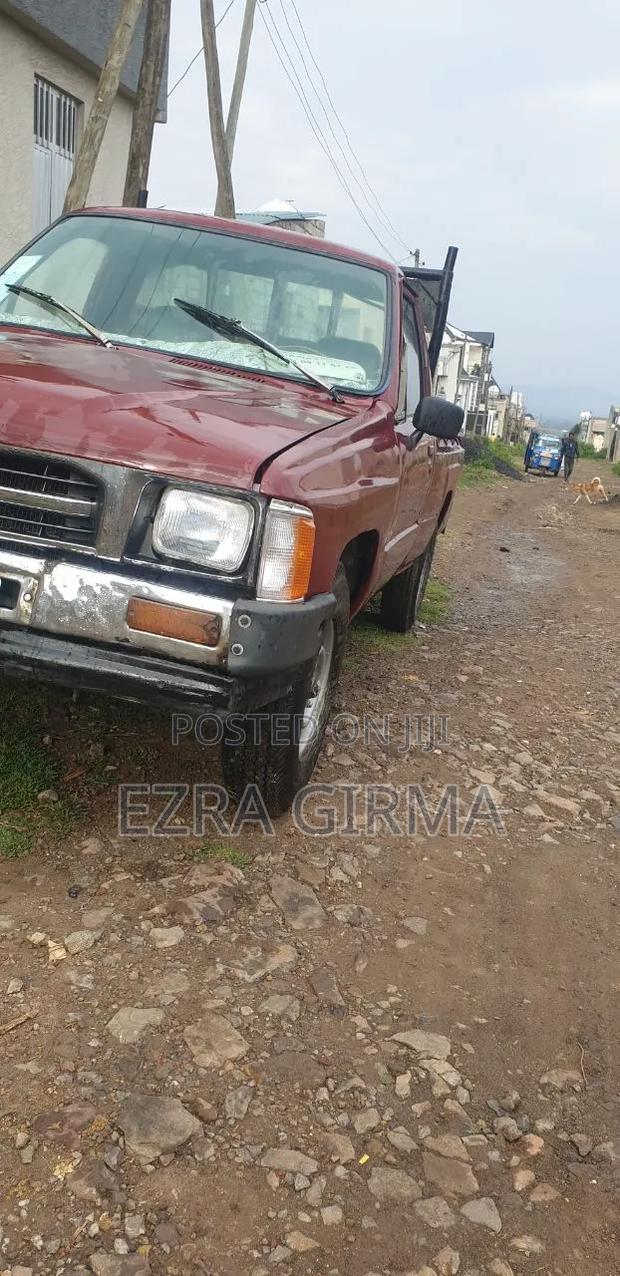 Toyota Hilux 1985 Red