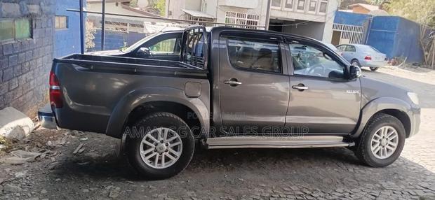 Toyota Hilux 2012 Gray