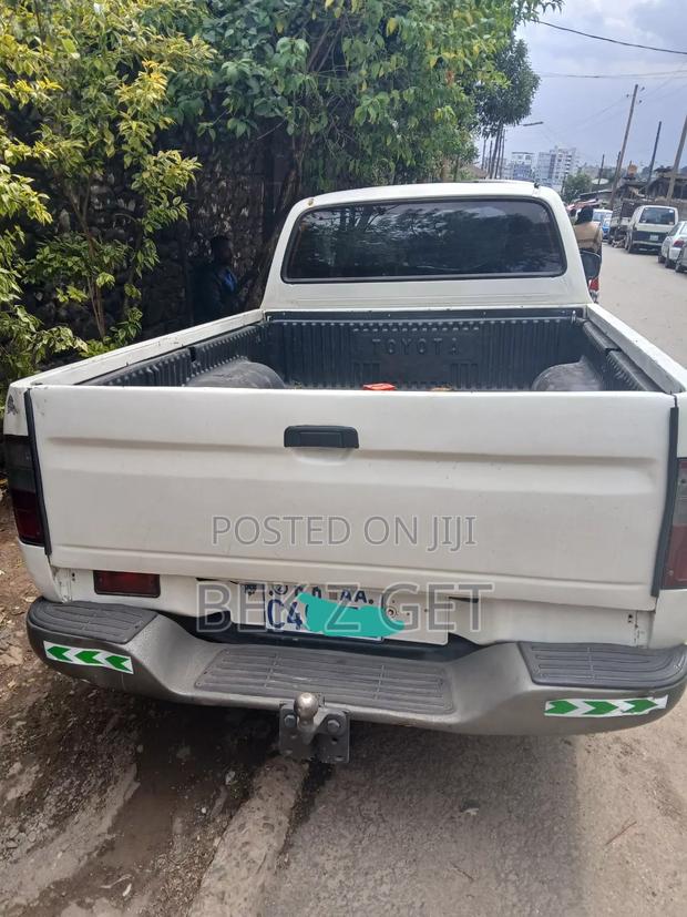 Toyota Hilux 2004 Ivory