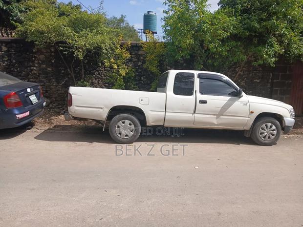 Toyota Hilux 2004 Ivory