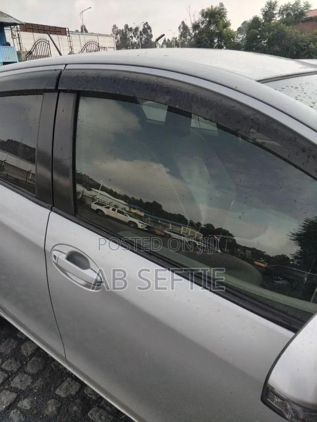 Toyota Yaris 2011 Off white