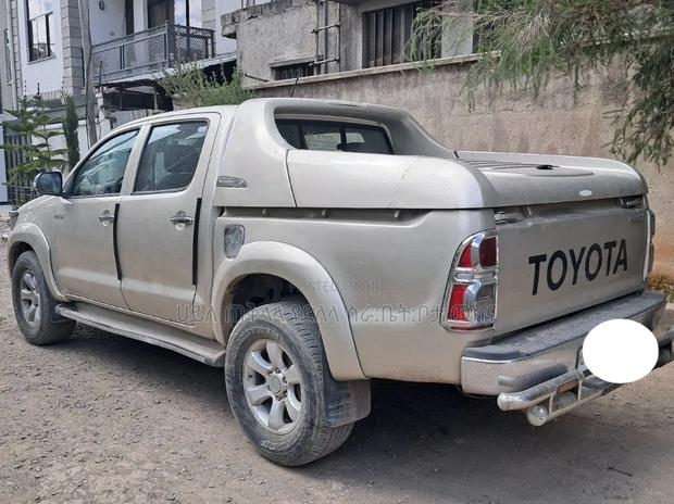 Toyota Hilux 2013 Pink