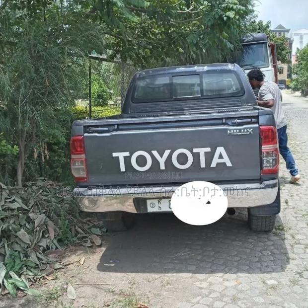 Toyota Hilux 2013 Maroon